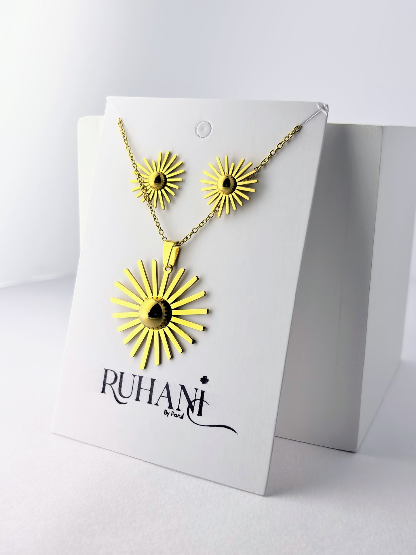 Golden Sunheart Necklace Set